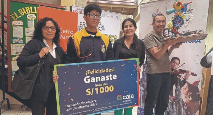 Premio a la creatividad en II Concurso Interescolar en Escultura de Reciclaje, en Arequipa