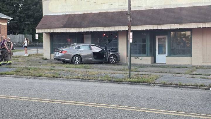 Crash in Struthers leaves one vehicle pushed into vacant building