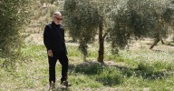 Más de 2.000  personas desnudas y un olivar: el macroretrato de Spencer Tunick en Granada que dará la vuelta al mundo