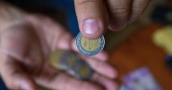Peso ‘tropieza’ ante el dólar, en espera de datos económicos en EU: Así cerró el tipo de cambio