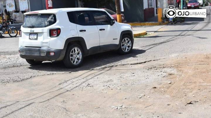 Calle Molino del Rey, intransitable por zanja; alcalde asegura recarpeteo a la brevedad