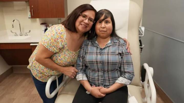 Tiene 32 años. Quedó ciega por un cáncer infantil y ahora recibió un triple trasplante de corazón, hígado y riñón