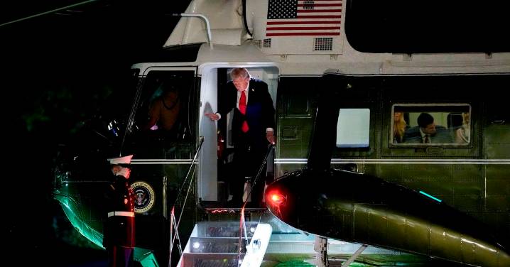 Donald Trump amenaza con retirarle los permisos de emisión a los canales que le critiquen