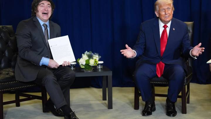 Trump hace entrega a Milei de un tuit impreso en el que le apoya