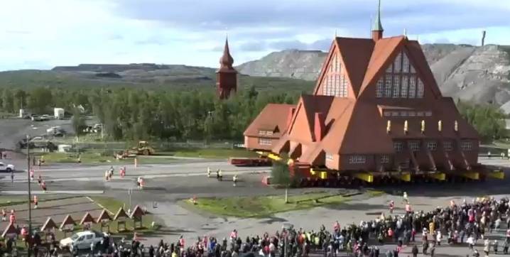 Suecia asombra al mundo al mover una iglesia de madera de más de 100 años
