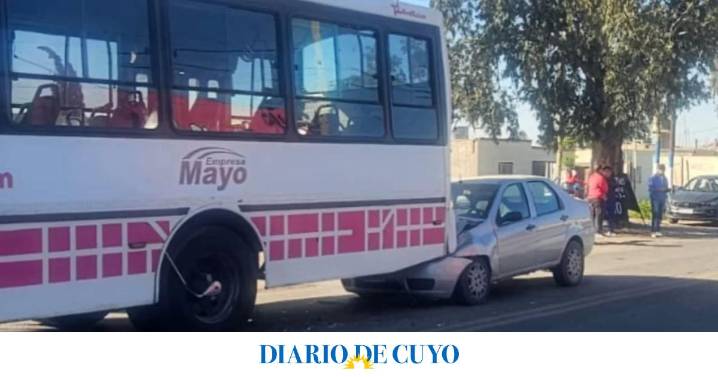 Impactante choque: un auto quedó incrustado en la parte de atrás de un colectivo