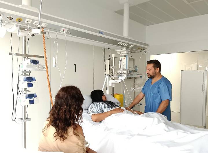 El Hospital Vithas Xanit amplía el tiempo de las visitas a pacientes ingresados en UCI