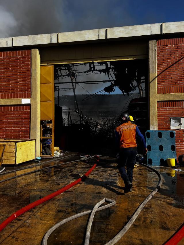 Incendio en Centro Empresarial Ciudad Real de Barcelona consumió dos de siete galpones