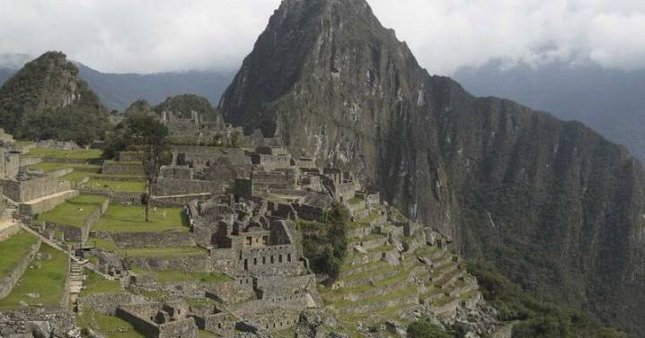 Protest strands hundreds of tourists near Machu Picchu