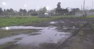 Ingresos embarrados y escombros. Cómo es el Club Villa Ángela de Moreno, donde Milei cerrará la campaña pese a la advertencia de “graves riesgos”