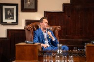 FOTOS. Influencer conservador y partidario de Trump recibe disparo mientras participaba de un foro universitario