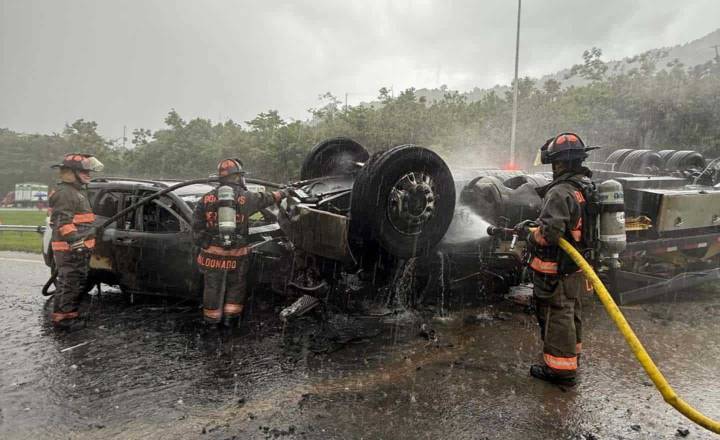 Camión grúa se vuelca e incendia en la PR
