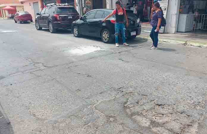 Vecinos desesperados piden apoyo del Municipio e Interapas