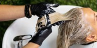 Así se prepara el tinte casero con aguacate y café que oscurece las canas 