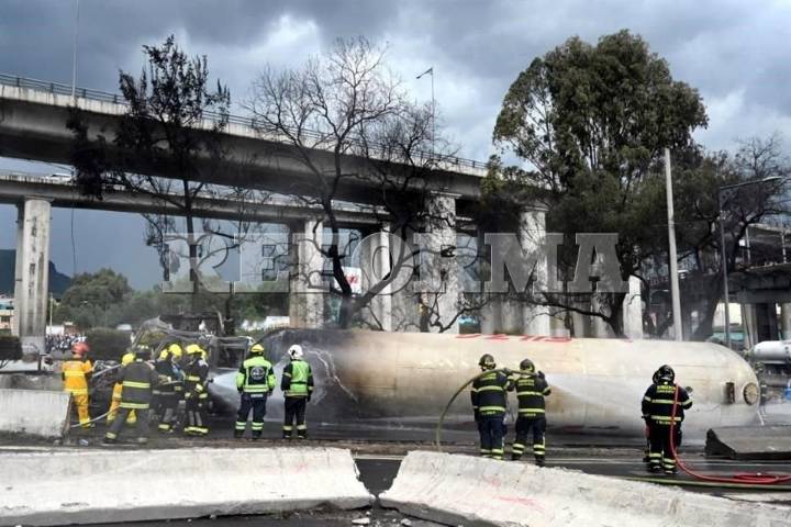 Suman 9 muertos por explosión de pipa en Zaragoza