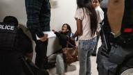 Indigna video que muestra a agente de ICE empujando a una mujer al suelo en un tribunal de inmigración en Nueva York