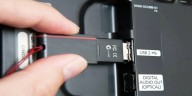 Qué puedes conectar al puerto USB de tu televisor para sacarle el máximo provecho