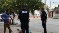 Le ganó el cansancio. Hombre se duerme en vía pública y causa pánico; pensaban que estaba muerto