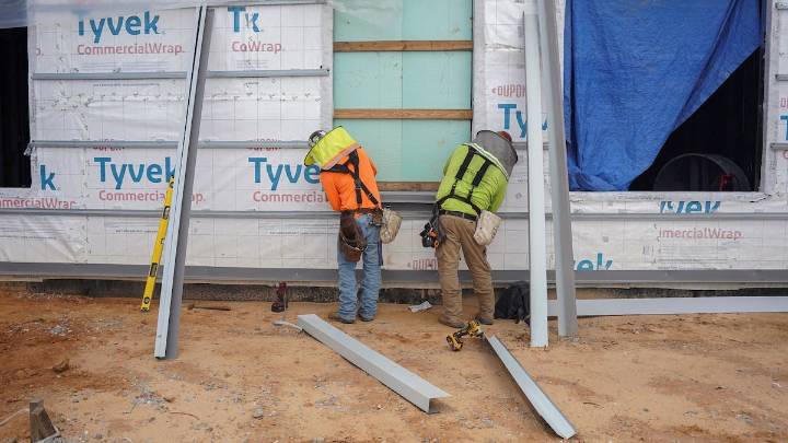 La escasez de mano de obra por la cruzada migratoria de Trump agranda las grietas en el sector de la construcción