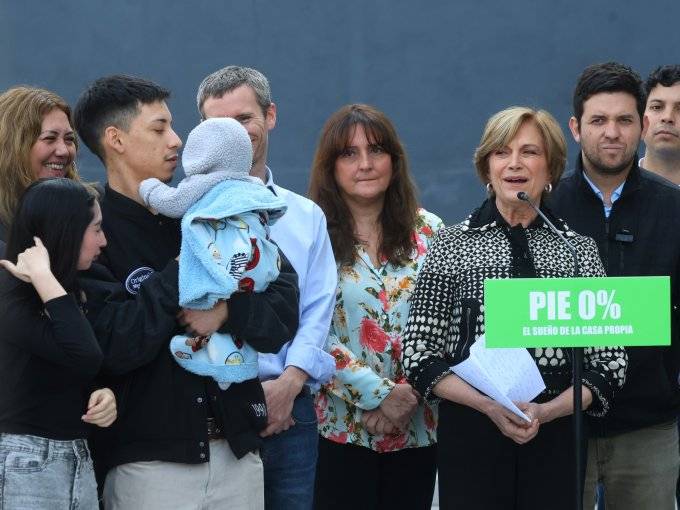 "El pie lo ponemos nosotros": Matthei presenta plan para permitir que jóvenes puedan acceder a su primera vivienda