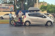 Accidente de motocicleta por alcance deja una mujer lesionada en Chetumal