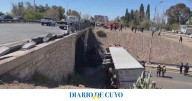 [VIDEO] Volcó un camión con carne y la policía tiró balas de goma para dispersar a quienes querían robar la mercadería