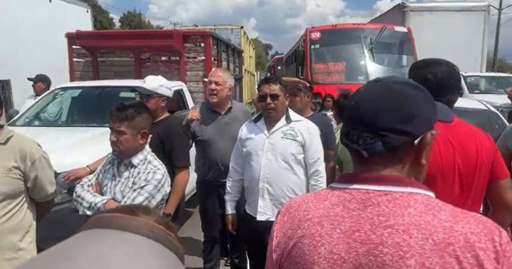 Bloquean la carretera México-Toluca habitantes del municipio de Lerma, por severas inundaciones
