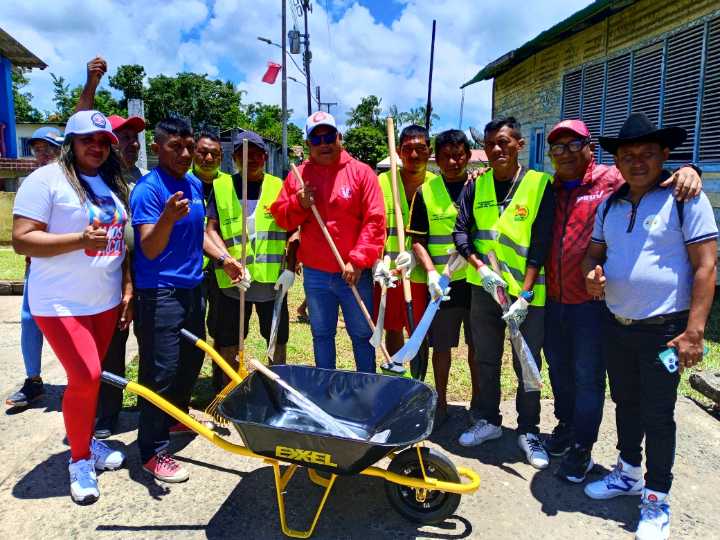 Arenas “el gato” entrega insumos de limpieza a más de 100 trabajadores en Antonio Díaz