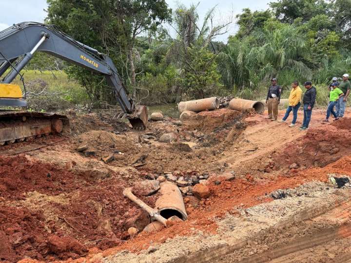 Continúa recuperación de alcantarillas en la troncal 12