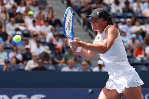 Iga Swiatek rolls into the quarterfinals at the US Open