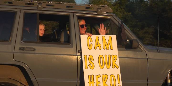 Christmas parade held for teen battling cancer