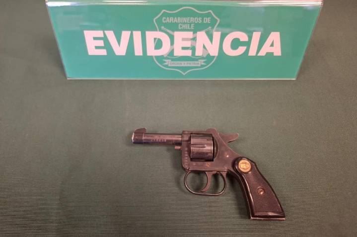Incautan arma de fuego a menor de edad durante fiscalización en Arica