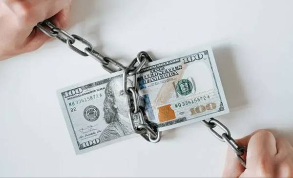 Volvió el cepo: los que compren dólar oficial no podrán operar en el financiero este año