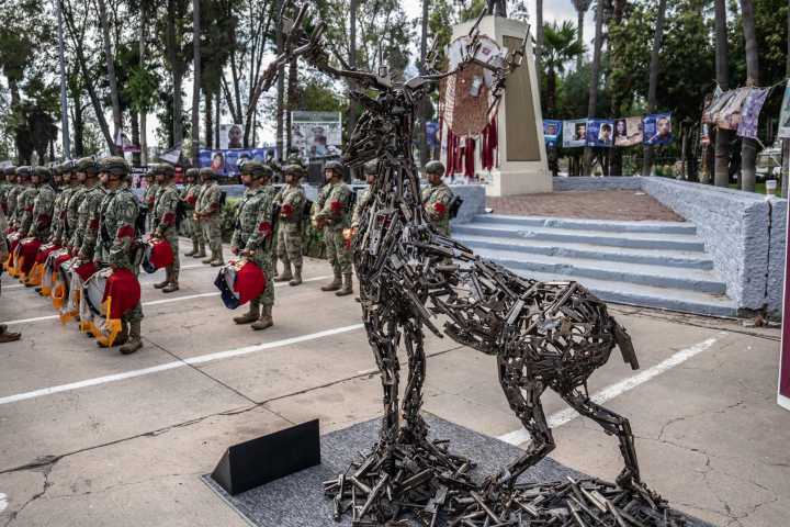 Inicia en Tijuana la campaña Nacional de paz con esculturas hechas de armas decomisadas