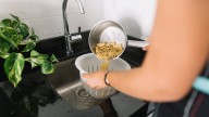 ¿Por qué nunca debes verter agua hirviendo en el fregadero de la cocina?