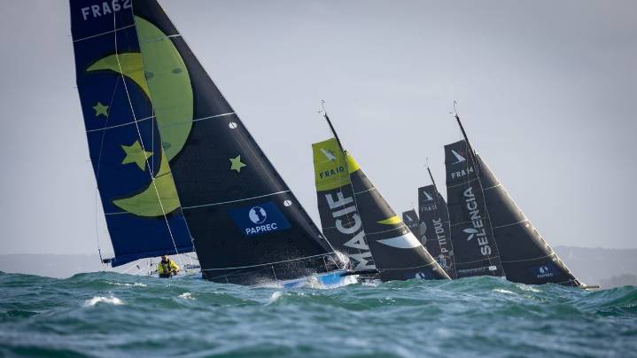 La flota de La Solitaire du Figaro Paprec se adentra en el Atlántico rumbo a Vigo