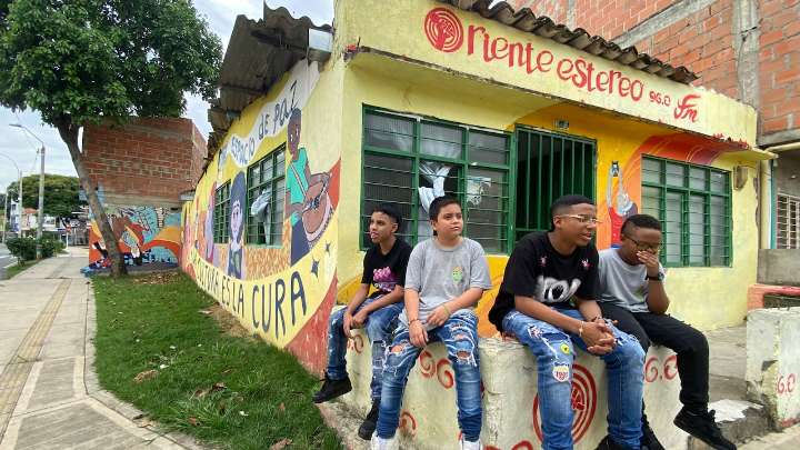 Los niños de Aguablanca que hacen periodismo y ganan premios internacionales: Radio Guayaba con Gusano