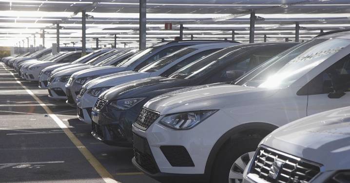 La venta de coches crece a dos dígitos a pesar de las vacaciones por el impulso de los electrificados