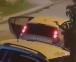 El momento en el que un grupo de delincuentes robó un auto en medio de los gritos de los vecinos