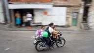 Venezuela prohíbe el transporte de niños menores de 10 años en motocicletas