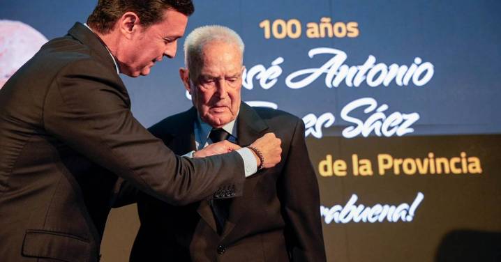 El alcalde más longevo de España recibe el Escudo de Oro de Almería: "Es una hazaña al alcance de muy pocos"