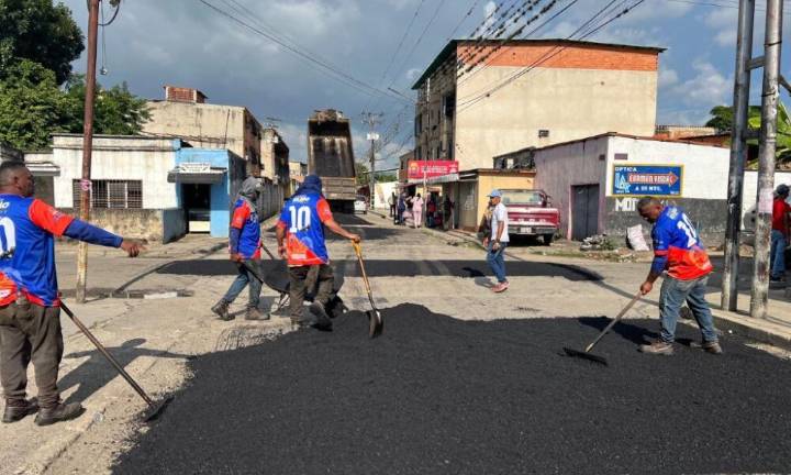 Inician labores de bacheo en la carretera nacional Güigüe