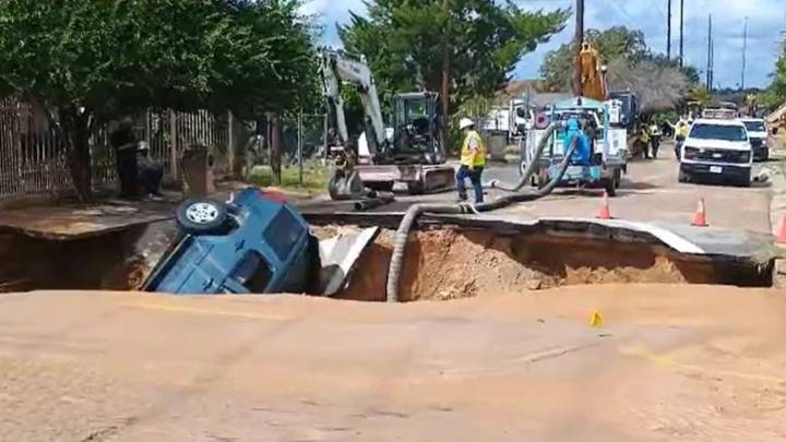 Arreglan fuga de agua y reparan socavón que se tragó camioneta en Laredo