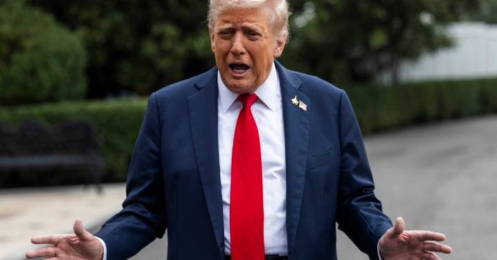 Dice Trump que desplegó submarinos nucleares frente a Rusia porque “nos amenazó un poco”