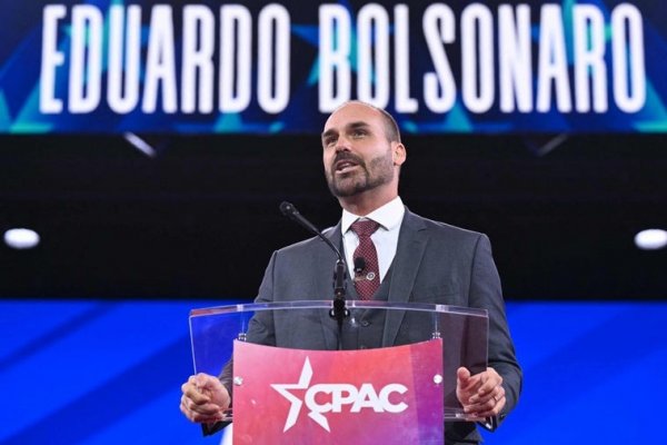 La Fiscalía de Brasil acusa a Eduardo Bolsonaro por «coacción» durante el juicio de su padre