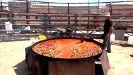 Los vecinos de Pepino se reúnen para comer paella en sus fiestas