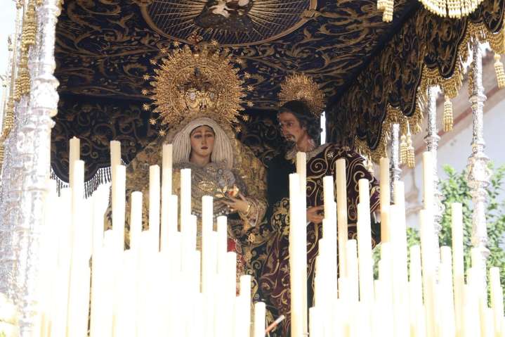 Imágenes de la salida del Virgen de la Amargura desde la Iglesia de la Concepción en la Magna Mariana de Huelva