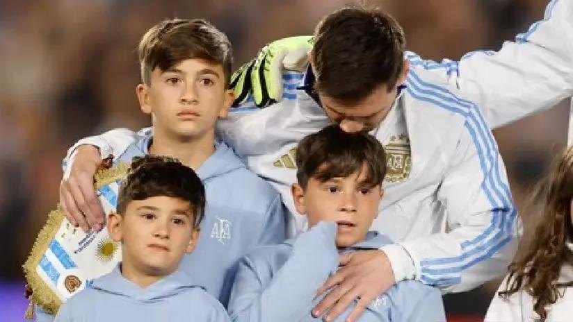 La emoción de Lionel Messi en el himno de Argentina junto a sus hijos: Thiago, Ciro y Mateo