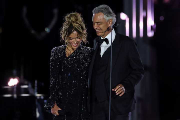 Andrea Bocelli y Karol G cantaron ‘Vivo por ella’ y brillaron en el histórico concierto ‘Grace for the world’ en el Vaticano