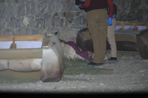 Localizan cadáver encobijado en Juárez